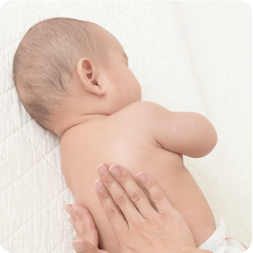 Смело нанесите увлажняющий лосьон на все тело малыша.