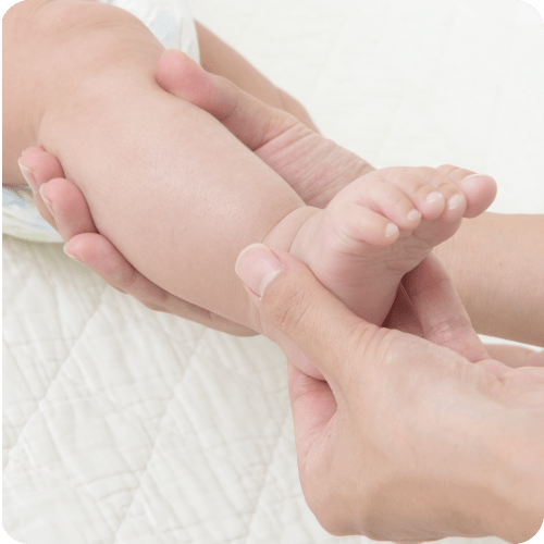 Нанесите лосьон и на все пальчики.